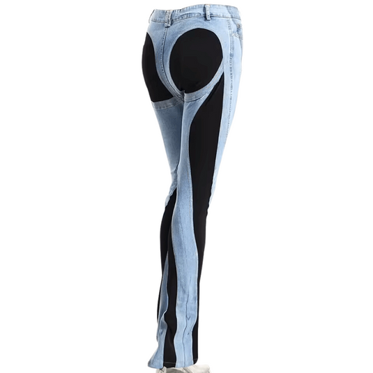 Blaue Jeans mit auffälligen schwarzen Einsätzen, modisches Design, trendige Damenhose, einzigartige Denim-Mode, seitliche Kontrasteinsätze.