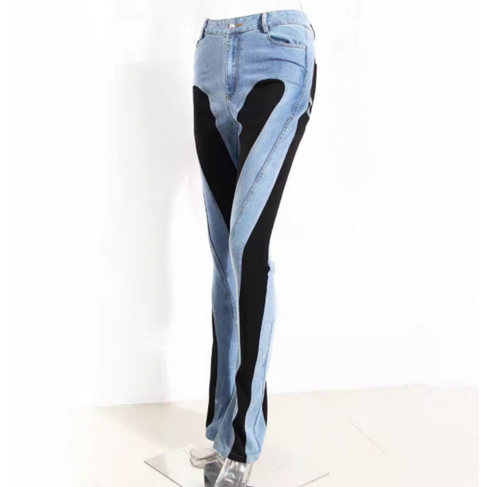 Damenjeans mit blau-schwarzem Patchwork-Design, modische Schlaghose, trendige Denim-Hose, seitliche Ansicht auf weißem Hintergrund.