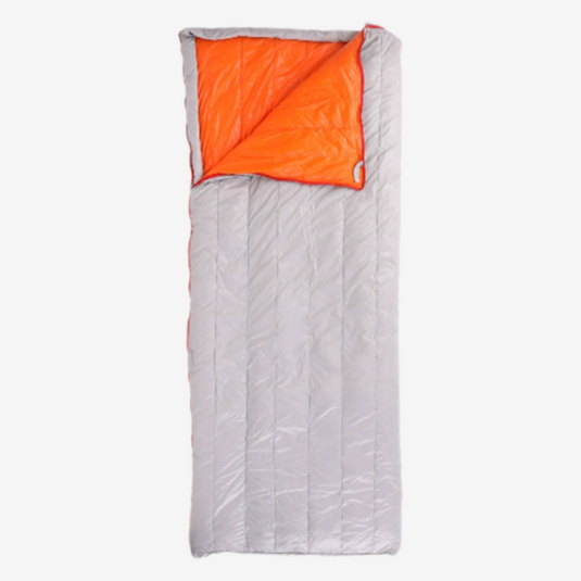 Grauer rechteckiger Schlafsack mit orangefarbenem Innenfutter, ideal für Camping und Outdoor-Aktivitäten. Leicht, warm und kompakt.