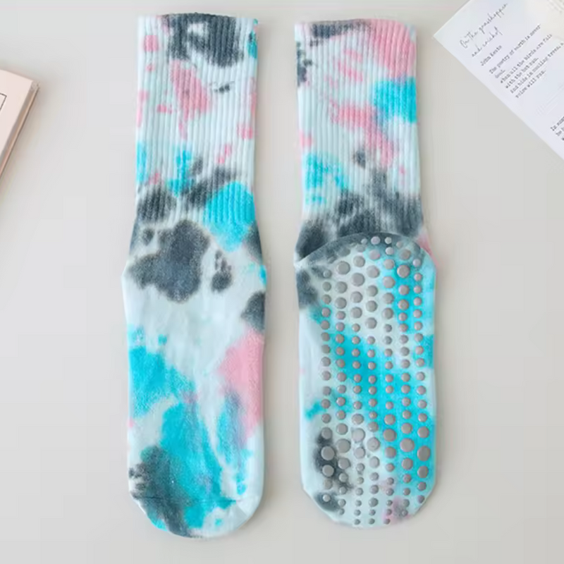 Laden Sie das Bild in Galerie -Viewer, Bunte rutschfeste Socken mit Batikmuster in Blau, Rosa und Schwarz auf grauem Hintergrund. Ideal für Yoga und Fitness.

