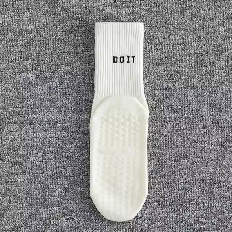 Laden Sie das Bild in Galerie -Viewer, Weiße Sportsocke mit rutschfester Sohle und &quot;DOIT&quot;-Schriftzug auf grauem Hintergrund. Ideal für Fitness, Laufen und Sport.
