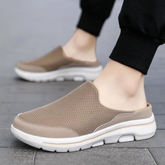 Beige Herren-Slipper mit atmungsaktivem Mesh-Obermaterial und weißer Sohle, ideal für Freizeit und Komfort. Perfekte Sommerschuhe für Herren.