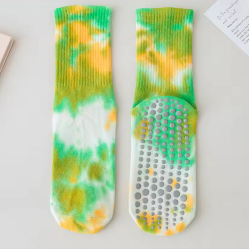 Laden Sie das Bild in Galerie -Viewer, Bunte rutschfeste Socken mit grün-gelbem Batikmuster und grauen Noppen auf der Sohle, ideal für Yoga oder Pilates.
