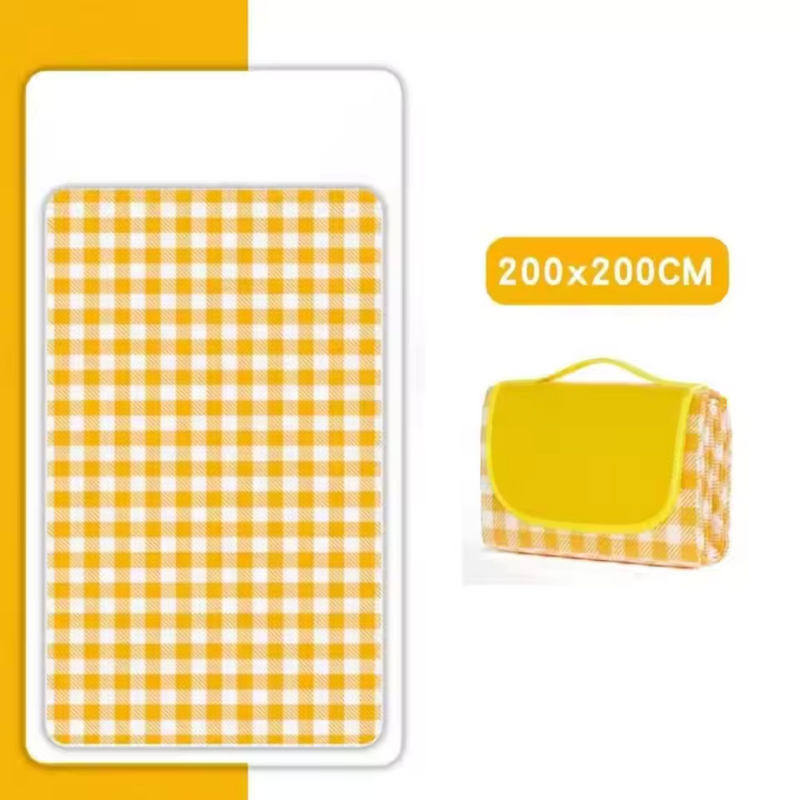 Laden Sie das Bild in Galerie -Viewer, Gelbe Picknickdecke mit Karomuster, 200x200 cm, zusammengefaltet in kompakter Tragetasche. Ideal für Outdoor-Aktivitäten und Camping.
