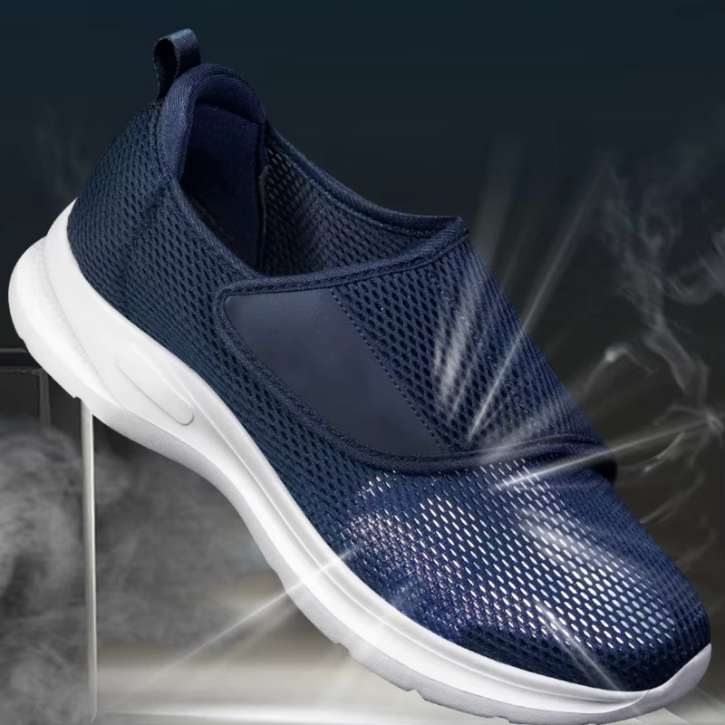 Laden Sie das Bild in Galerie -Viewer, Dunkelblauer Sneaker mit weißer Sohle, atmungsaktives Mesh-Design, schwebend auf transparentem Podest, ideal für Sport und Freizeit.
