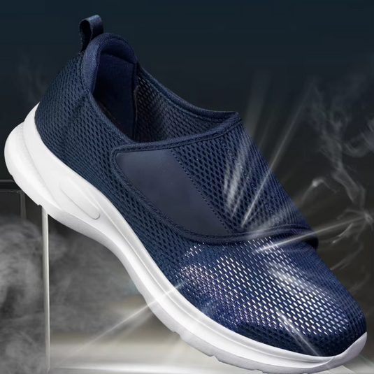 Dunkelblauer Sneaker mit weißer Sohle, atmungsaktives Mesh-Design, schwebend auf transparentem Podest, ideal für Sport und Freizeit.