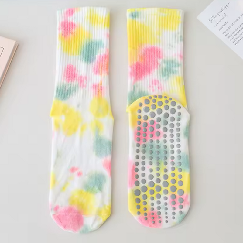 Laden Sie das Bild in Galerie -Viewer, Bunte rutschfeste Socken mit gelben, rosa und grünen Batikmustern auf weißem Hintergrund. Ideal für Yoga und Fitness.
