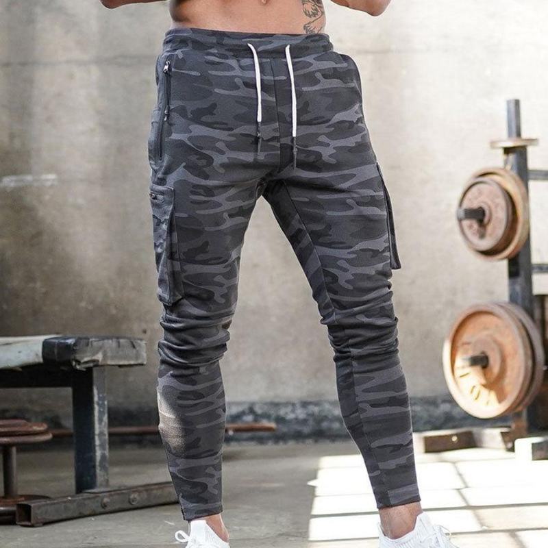 Laden Sie das Bild in Galerie -Viewer, Graue Camouflage-Jogginghose für Herren im Fitnessstudio, mit Kordelzug und Seitentaschen, ideal für Sport und Freizeit.
