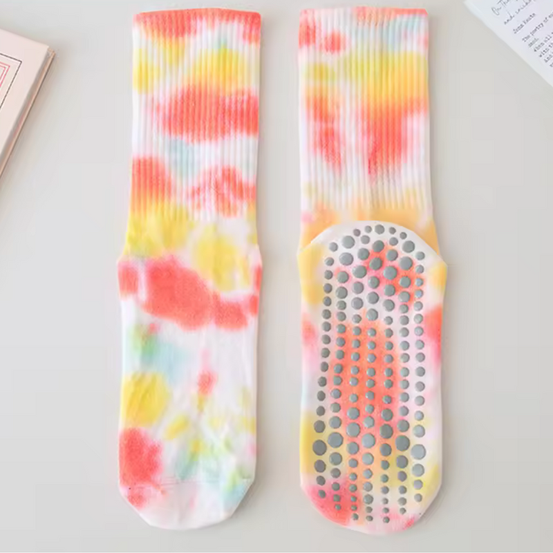 Laden Sie das Bild in Galerie -Viewer, Bunte rutschfeste Socken mit Batikmuster in Rot, Gelb und Blau auf weißem Hintergrund. Ideal für Yoga, Fitness und Freizeit.
