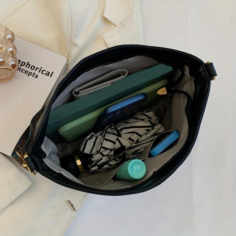Laden Sie das Bild in Galerie -Viewer, Offene Handtasche mit Smartphone, Notizbuch, Regenschirm und Kosmetik auf weißem Hintergrund. Damenaccessoires, Alltagsgegenstände, stilvoll.
