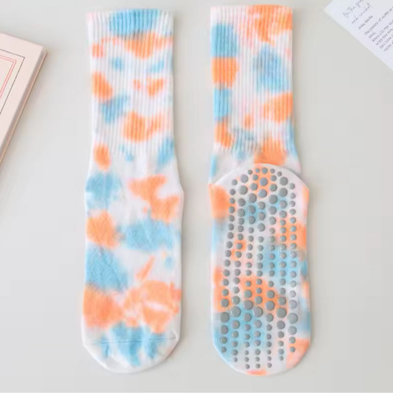 Laden Sie das Bild in Galerie -Viewer, Bunte Batik-Socken mit rutschfesten Noppen, orange-blaues Muster, auf weißem Hintergrund. Ideal für Yoga, Fitness und Freizeit.
