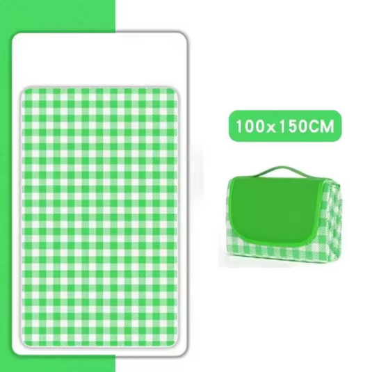 Grüne Picknickdecke mit Karomuster, 100x150 cm, zusammengefaltet als tragbare Tasche. Ideal für Outdoor-Aktivitäten und Camping.