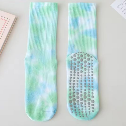 Bunte rutschfeste Socken mit blau-grünem Batikmuster auf hellem Hintergrund. Ideal für Yoga und Fitness. Bequeme, stilvolle Sportsocken.