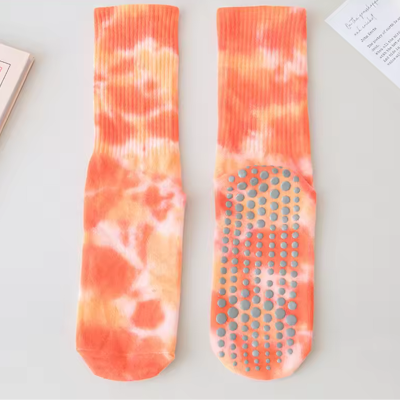 Laden Sie das Bild in Galerie -Viewer, Orange-weiße Batik-Socken mit rutschfesten Noppen auf der Unterseite, ideal für Yoga oder Pilates. Bequeme, stilvolle Anti-Rutsch-Socken.
