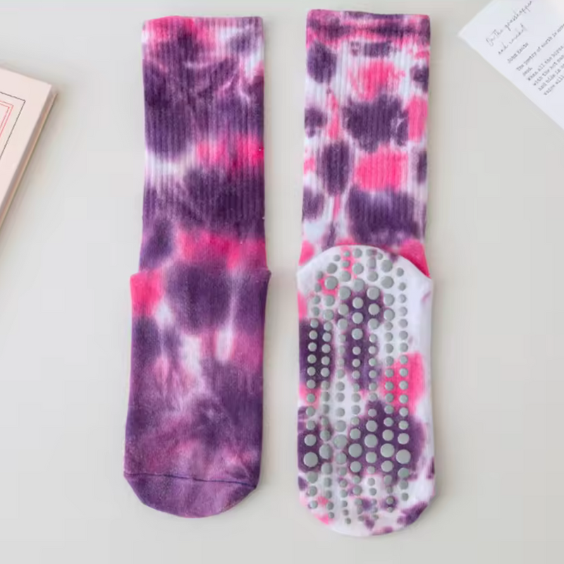 Laden Sie das Bild in Galerie -Viewer, Bunte Batik-Socken mit rutschfesten Noppen, lila und pink, auf hellem Hintergrund. Modische, bequeme Socken für Damen und Herren.
