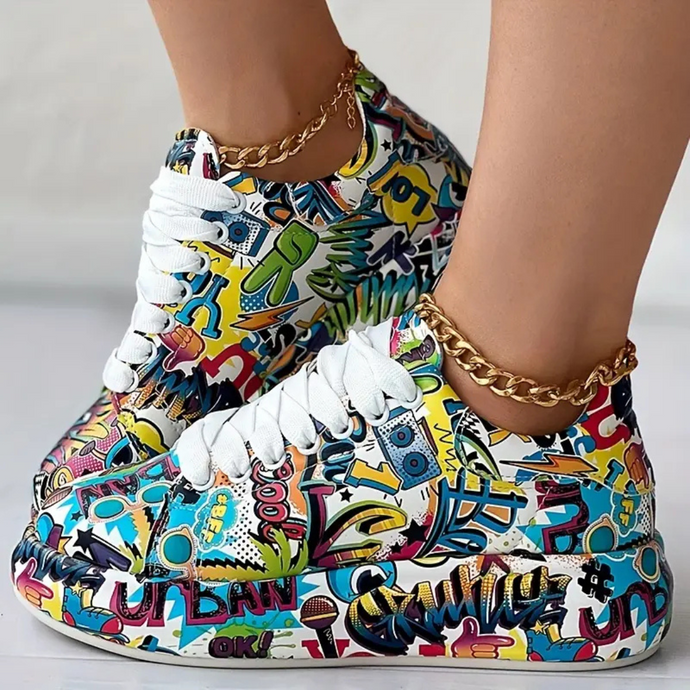 Bunte Sneaker mit Graffiti-Design und weißen Schnürsenkeln, getragen von einer Person mit goldener Kette. Trendige urbane Streetwear-Schuhe.