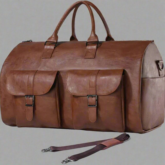 Braune Lederreisetasche mit zwei Fronttaschen und abnehmbarem Schultergurt, ideal für Reisen und Wochenendausflüge. Hochwertige Verarbeitung.