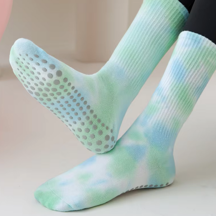 Bunte rutschfeste Socken in Blau und Grün, ideal für Yoga oder Pilates. Weiche, bequeme Materialien mit Anti-Rutsch-Noppen für sicheren Halt.