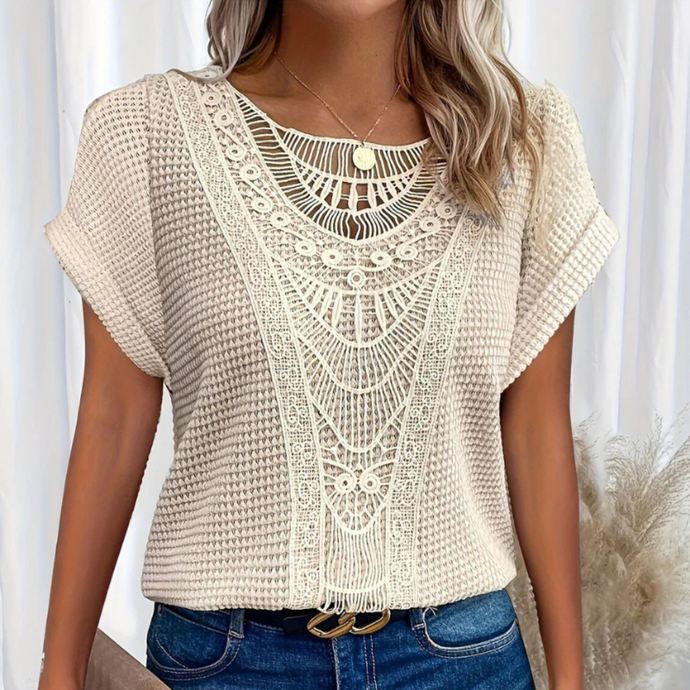 Damen Sommerbluse mit gehäkeltem Spitzenmuster, beige, kurzärmelig, lässig, ideal für Freizeitmode, kombiniert mit blauer Jeans.