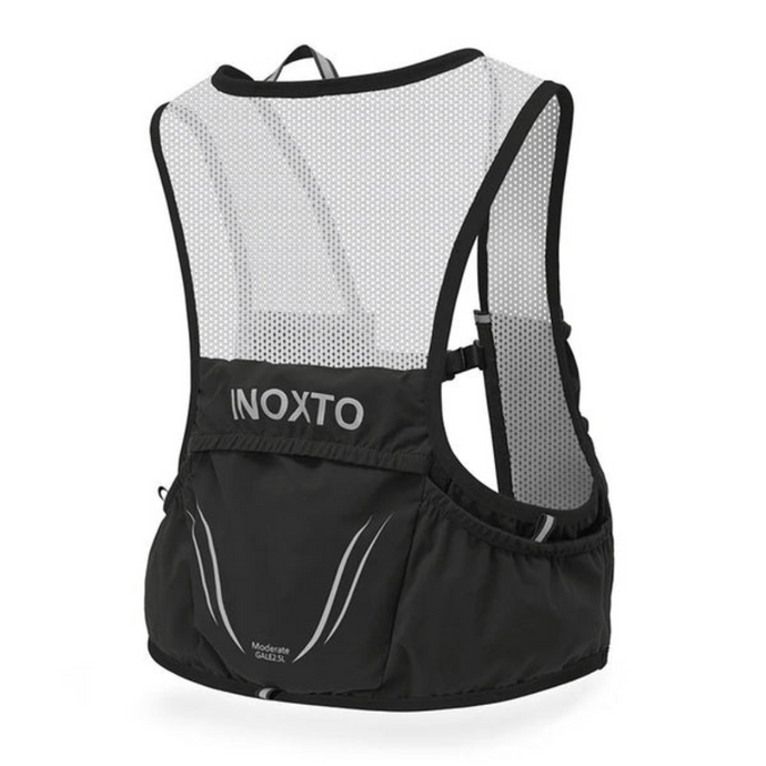 Schwarze Inoxto Laufweste mit Netzrücken, leichtem Design und mehreren Taschen, ideal für Outdoor-Sportarten und Langstreckenläufe.