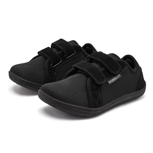 Schwarze Kinder-Sneaker mit Klettverschluss, atmungsaktivem Mesh-Obermaterial und rutschfester Sohle. Ideal für Schule und Freizeit.