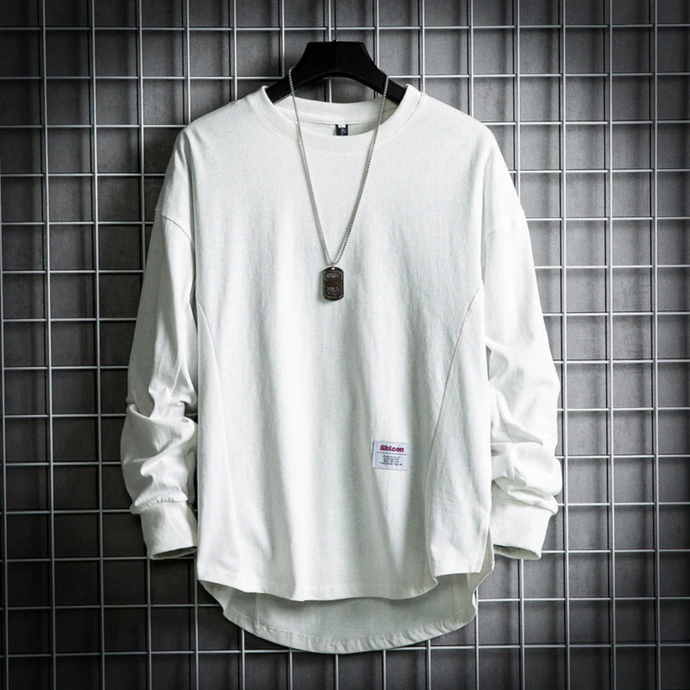 Weißes Langarmshirt auf Gitterhintergrund, lässiger Stil, Rundhalsausschnitt, mit Kette. Ideal für Herrenmode, Streetwear, minimalistisches Design.