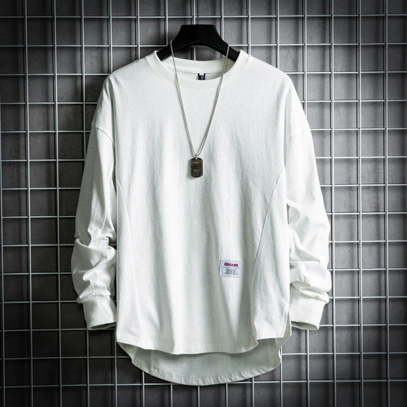 Laden Sie das Bild in Galerie -Viewer, Weißes Langarmshirt auf Gitterhintergrund, lässiger Stil, Rundhalsausschnitt, mit Kette. Ideal für Herrenmode, Streetwear, minimalistisches Design.
