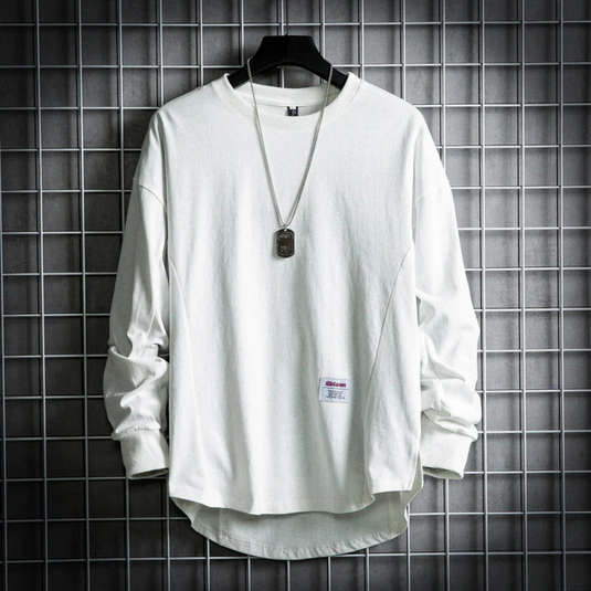 Weißes Langarmshirt auf Gitterhintergrund, lässiger Stil, Rundhalsausschnitt, mit Kette. Ideal für Herrenmode, Streetwear, minimalistisches Design.