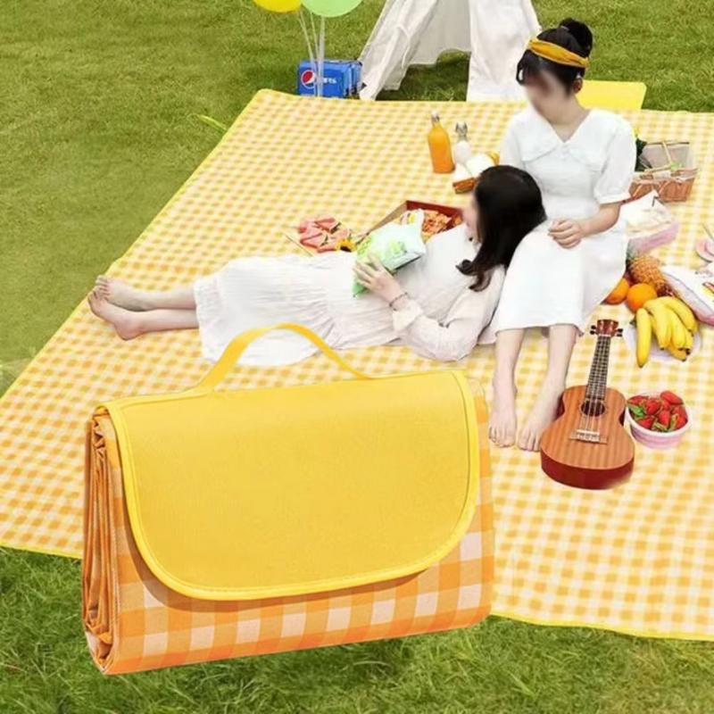 Laden Sie das Bild in Galerie -Viewer, Gelbe Picknickdecke auf Rasen mit zwei Frauen, Snacks, Ukulele und Getränken. Perfekt für Outdoor-Aktivitäten und Sommerpicknicks.
