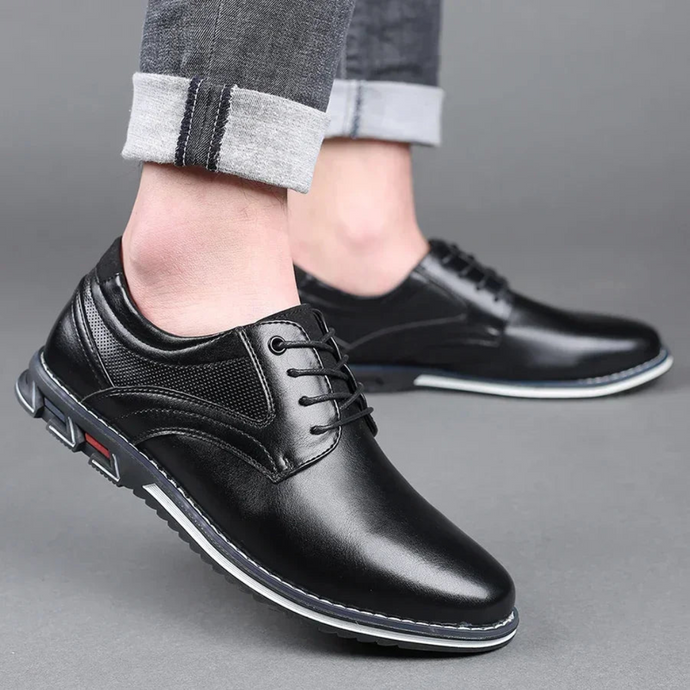 Schwarze Herrenschuhe aus Leder, elegant und modern, mit Schnürsenkeln und rutschfester Sohle. Perfekt für Business und Freizeit.
