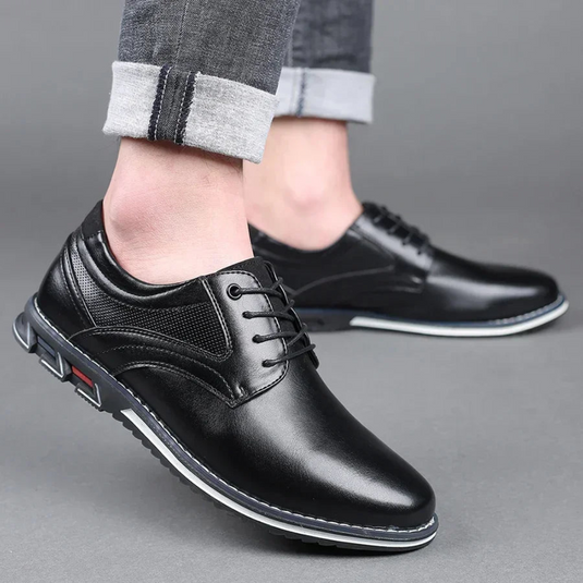 Schwarze Herrenschuhe aus Leder, elegant und modern, mit Schnürsenkeln und rutschfester Sohle. Perfekt für Business und Freizeit.