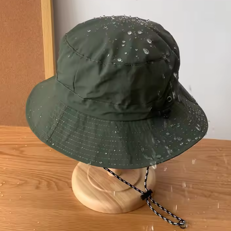 Laden Sie das Bild in Galerie -Viewer, Wasserabweisender, olivgrüner Fischerhut auf Holzständer, mit Kordel. Perfekt für Outdoor-Aktivitäten, Angeln und Wandern.
