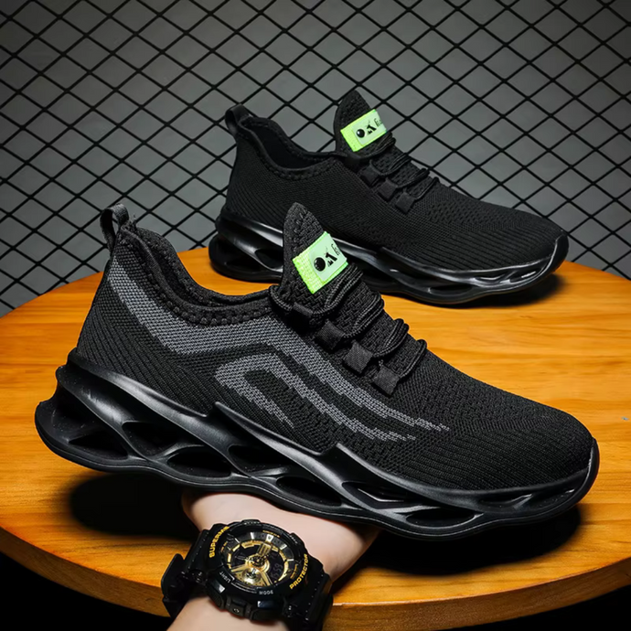 Schwarze Sportschuhe mit atmungsaktivem Mesh-Obermaterial und innovativer Sohle auf Holztisch, ideal für Laufen und Fitness.