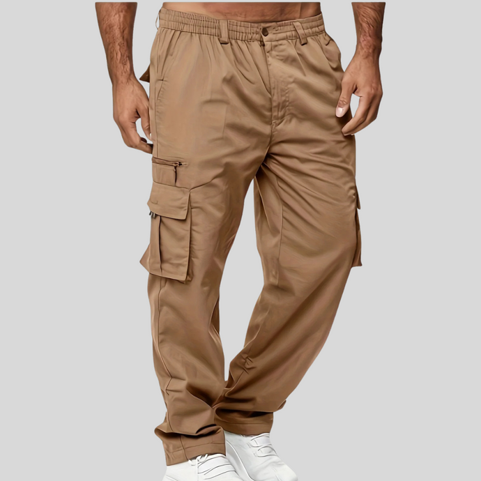 Herren-Cargohose in Beige, lässiger Stil, mit Seitentaschen, elastischem Bund, kombiniert mit weißen Sneakers. Ideal für Freizeitmode.