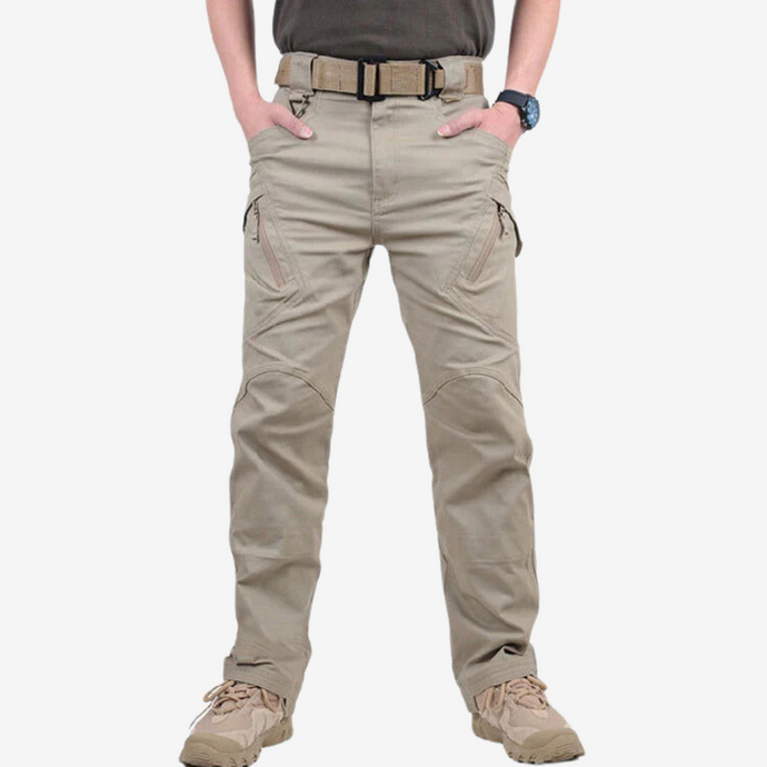 Herren-Taktikhose in Beige mit Taschen, Gürtel und Uhr. Outdoor- und Wanderbekleidung, strapazierfähig und funktional für Abenteuer.