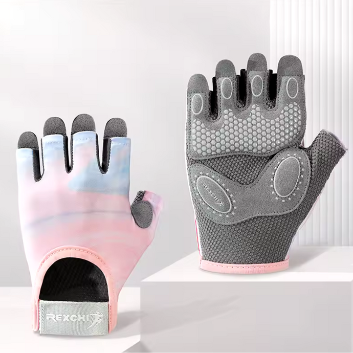 Zwei Fitnesshandschuhe, einer mit rosa-blauem Farbverlauf, der andere grau mit rutschfesten Noppen, auf weißem Hintergrund. Ideal für Sport und Training.