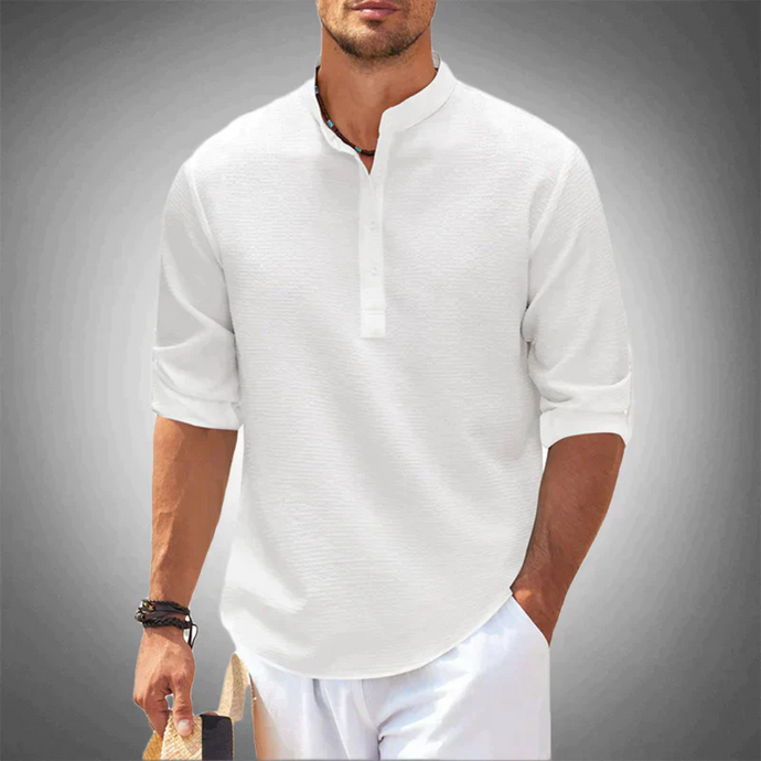 Weiße Herren-Leinenhemd mit Stehkragen, dreiviertel Ärmeln und Knopfleiste. Ideal für Sommermode, lässiger Look, atmungsaktiver Stoff.
