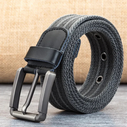 Grauer gewebter Gürtel mit schwarzer Lederschnalle, modisches Accessoire für Herren, robustes Design, ideal für Jeans und Freizeitkleidung.