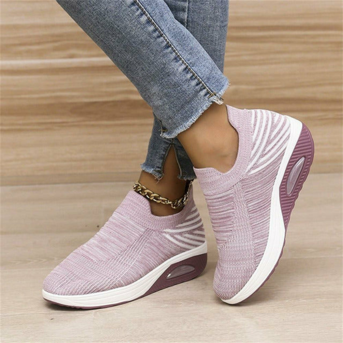 Damen Sneaker in Rosa, atmungsaktiv und bequem, mit Keilabsatz und weißer Sohle. Perfekt für Freizeit und Sport. Trendige Mode für Frauen.