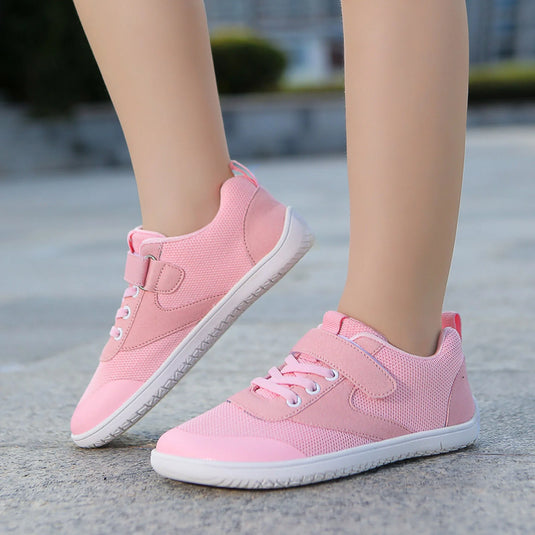 Damen rosa Sneaker auf Gehweg, modische Freizeitschuhe, atmungsaktives Mesh, sportlicher Stil, ideal für Alltag und Sport.