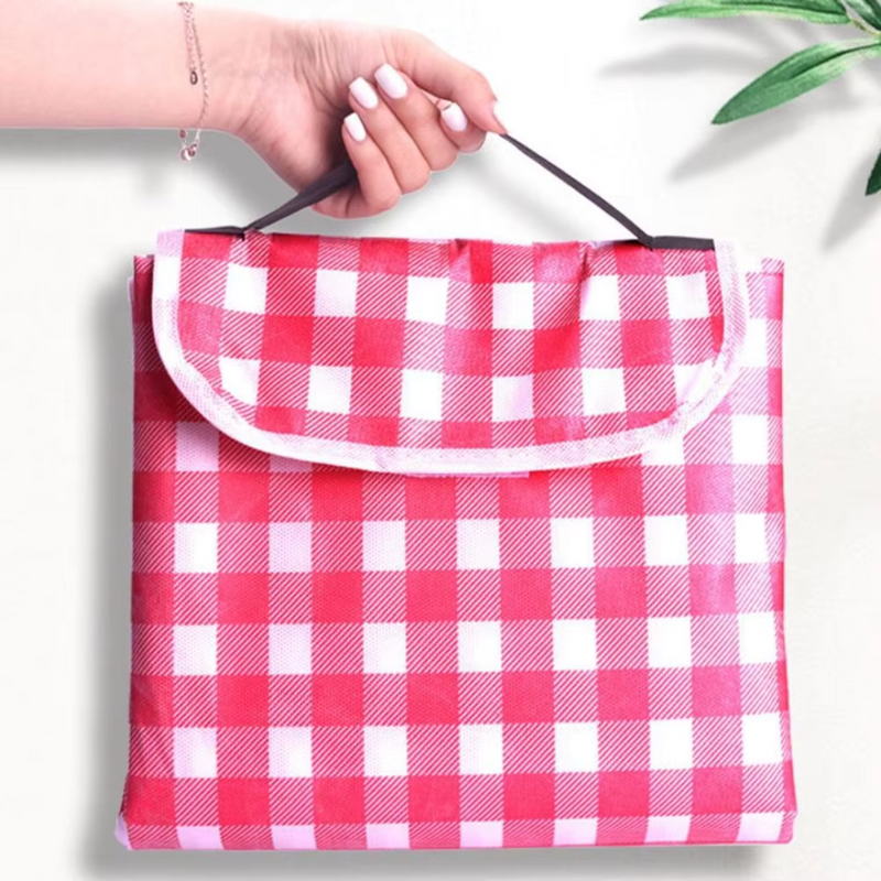 Laden Sie das Bild in Galerie -Viewer, Rote Picknickdecke mit weißem Karomuster, von Hand gehalten. Ideal für Outdoor-Aktivitäten, Camping und Garten. Leicht und tragbar.
