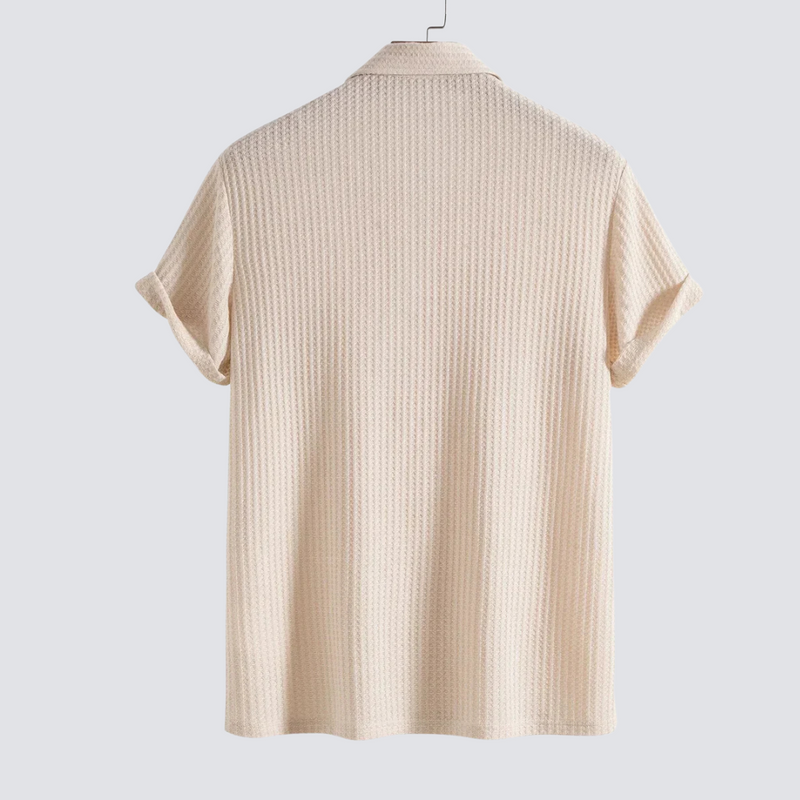 Laden Sie das Bild in Galerie -Viewer, Beiges Herren-Poloshirt aus Baumwolle, Rückansicht. Kurzarm, gerippter Stoff, klassischer Kragen. Ideal für Freizeitmode und Sommeroutfits.
