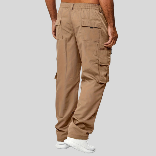 Herren Cargo-Hose in Beige, Rückansicht. Mehrere Taschen, elastischer Bund, lässiger Stil. Perfekt für Outdoor-Aktivitäten und Freizeitmode.