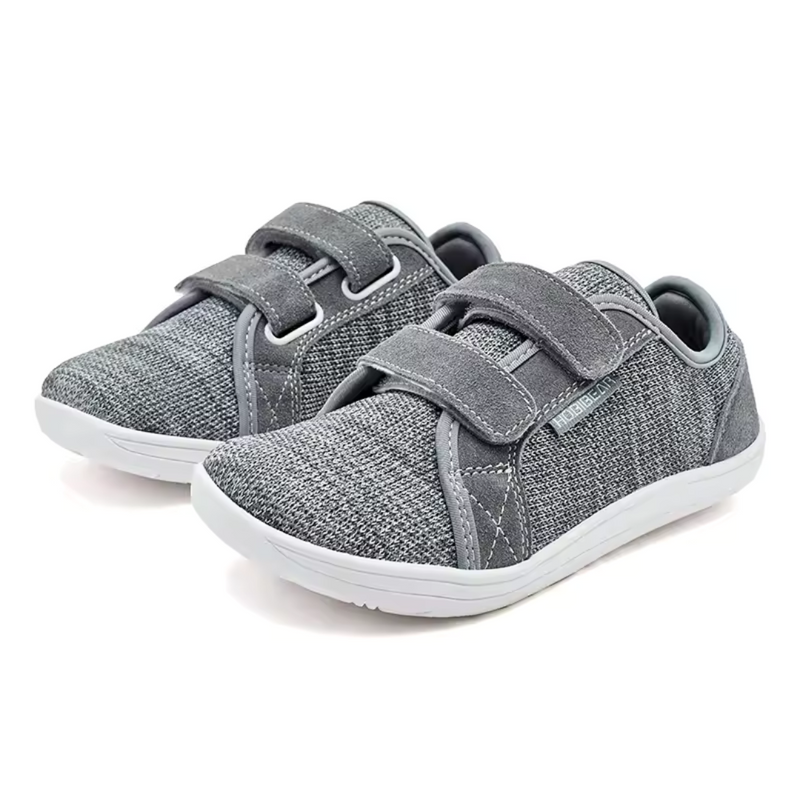 Laden Sie das Bild in Galerie -Viewer, Graue Kinderschuhe mit Klettverschluss, atmungsaktivem Stoff und rutschfester Sohle. Ideal für Alltag und Freizeit. Bequeme, modische Sneaker.
