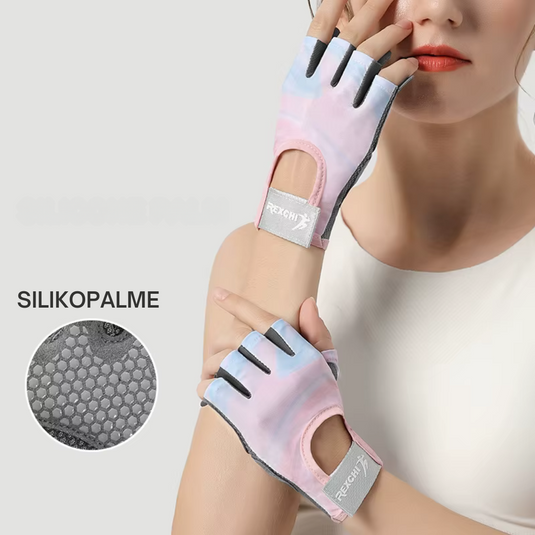 Frau trägt bunte Fitnesshandschuhe mit Silikonpalme für besseren Griff. Ideal für Sport, Training und Gewichtheben. Hochwertige Materialien.