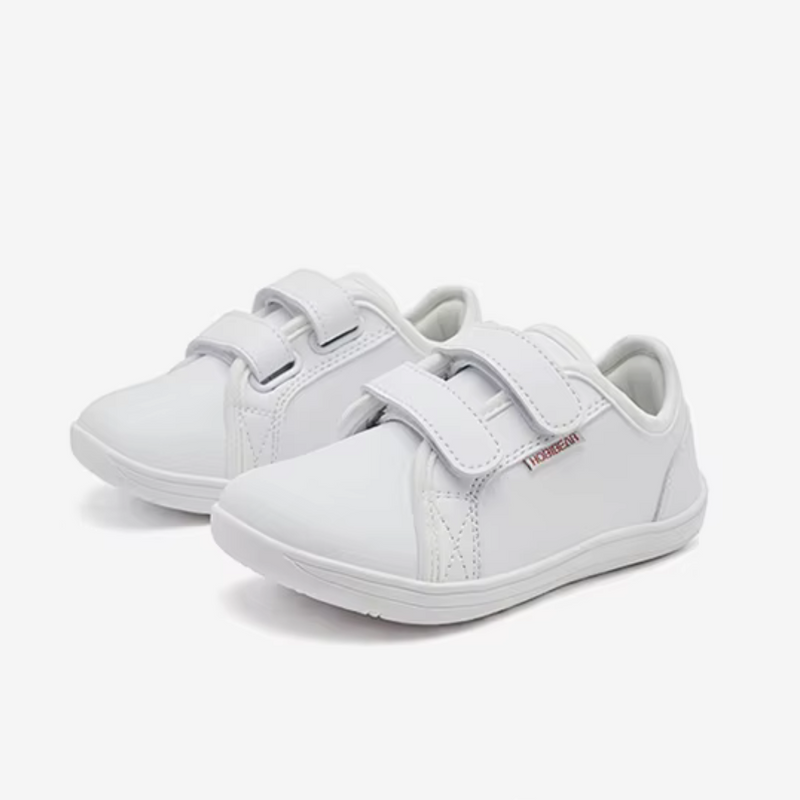 Laden Sie das Bild in Galerie -Viewer, Weiße Kinderschuhe mit Klettverschluss auf weißem Hintergrund. Bequeme, rutschfeste Sneaker für Jungen und Mädchen. Ideal für Schule und Freizeit.
