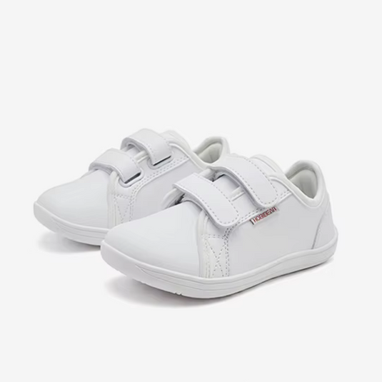 Weiße Kinderschuhe mit Klettverschluss auf weißem Hintergrund. Bequeme, rutschfeste Sneaker für Jungen und Mädchen. Ideal für Schule und Freizeit.