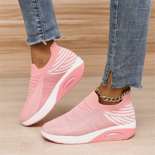 Damen Sneaker in Rosa, atmungsaktiv und bequem, mit weißer Sohle. Perfekt für Freizeit und Sport. Modischer Look mit Jeans kombiniert.