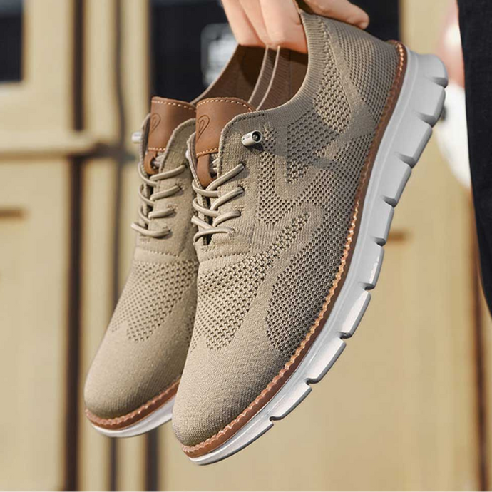 Beige Herren-Sneaker aus atmungsaktivem Strickmaterial mit weißer Sohle und braunen Akzenten, ideal für Freizeit und Alltag.