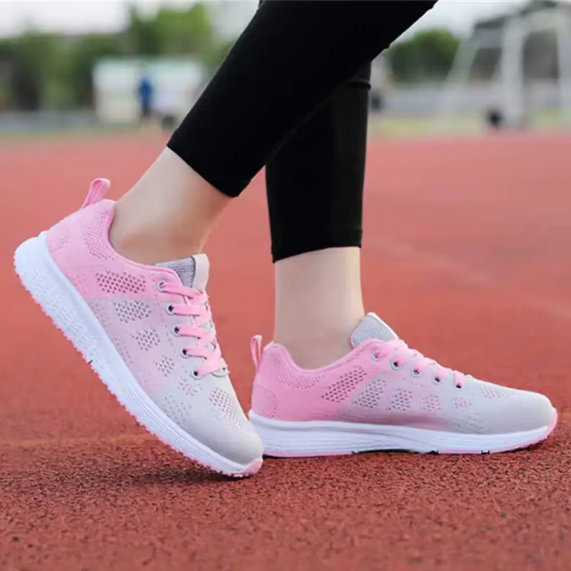 Laden Sie das Bild in Galerie -Viewer, Damen-Laufschuhe in Rosa und Grau auf roter Laufbahn. Bequeme Sportschuhe, ideal für Jogging und Fitness. Leichtes, atmungsaktives Design.
